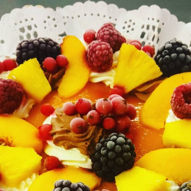 Tartaleta de full amb flam, nata, trufa i fruites